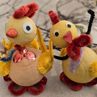 pap-kyllinger-gule-roede-kamme-orange-naeb-hvid-paraply-retro-påskepynt